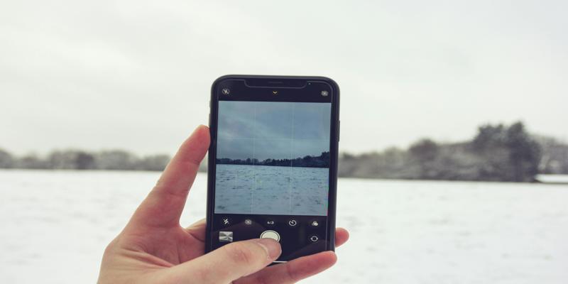 A person holding a phone

Description automatically generated